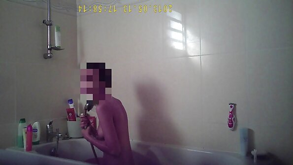两个放荡的黑发在实况调查团的场景中堆叠和性交