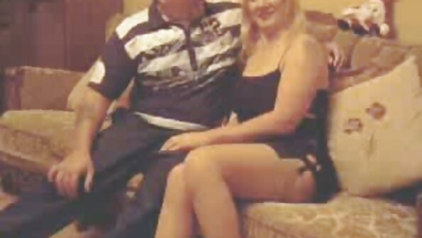Zwei geile Babes bekommen eine Gesichtsbehandlung von einem DILF