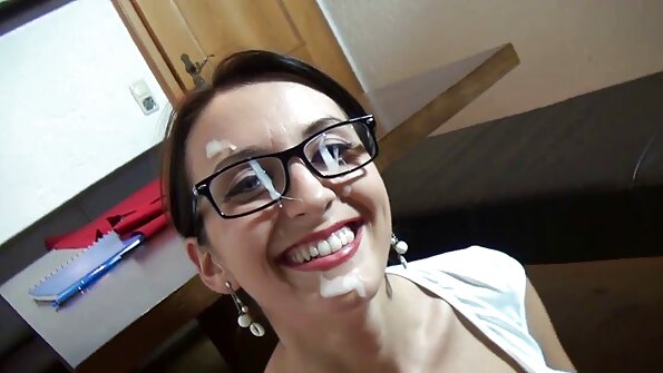 Wunderschöne MILF Kora Peters geht für seinen Schwanz auf die Knie